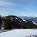 Vom Roßeck geht es über noch winterliches Gelände zur Mugel, am Horizont die Eisenerzer Alpen