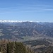 Panorama Mugel: Über dem Mur- und Mürztal sind die Eisenerzer Alpen, der Hochschwab und im Osten Hohe Veitsch und Rax zu sehen