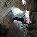 Markierungen leiten durch die Höhle.