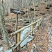 <b>Sono state posate alcune panche, steccati in legno a protezione del ciglio del sentiero e alcuni cartelli segnaletici pure di legno.</b>