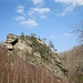 Blick von der Marienwand auf den nächsten Felsen, den Großen Dülferklotz. Er ragt auch auf der Bergseite auf, so dass man auf jeden Fall Klettern muss. 