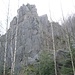 Auf dem Weg zum Überhangfels passiere ich die Felswand des Felsens "Tofana", auf dessen Gipfel ich kurz zuvor auch war. Von unten gesehen sind die am Hang liegenden Felsen viel gewaltiger und eindrucksvoller als von der Bergseite.