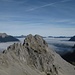 Talkessel von Lermoos und Ehrwald im Nebel, links der Daniel, links der vorderen zwei Zacken ist weit hinten die Kreuzspitze zu sehen