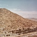 Blick von der Kanonen-Plattform auf Kabul und auf den Hügel Koh-i-Azamai, wo 1979 der Fernsehturm stand. Im Vordergrund der Kabul Fluss.