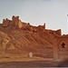 Die Ruinen der Zitadelle von Qala-e-Bost. Rechts ist noch ein Pfeiler des in der Ebene stehenden Torbogens sichtbar. 