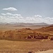 Typische Hochebene in Zentral-Afghanistan mit aus Lehm erbautem Bauernhof auf dem Weg nach Behsud