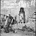 Grössere der beiden Buddha-Statuen von Bamiyan vor der vollständigen Zerstörung durch die Taliban. Höhe der Statue 53m. Gesicht und Beine der Statue waren schon damals beschädigt. Historische Aufnahme von Annemarie Schwarzenbach 1939/1940 (Quelle: Schweiz. Nationalbibliothek)