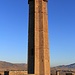 Eines der beiden kunstvollen oktogonalen Ziegelminaretts der Stadt Ghazni, erbaut im 12. JH. Man erkennt die kunstvollen Muster, wenn man das Bild anklickt und so vergrössert. Aufnahme im Jahre 2001 (Quelle: Wikipedia, Autor: Bluuurgh)