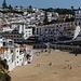 die Hälfte der Wanderung erreicht: Carvoeiro; Feriendorf in der Vorbereitung für den Sommer 2024...