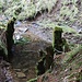 Zechengrund, Reste eines Rückschlagschutzes am Bach zum Schutz des tiefliegenden Stollenausgangs gegen Hochwasser