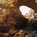 Von der Tafel am Einstieg weg geht es sofort zur Sache: immer leicht überhängend geht's hinauf in eine Höhle und durch sie hindurch. 