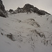 Aufstieg abwechselnd in Trittschnee und über abgeblasene Schrofen durch das Märe NW-Couloir, an dessen oberem Ende bereits das Gipfelkreuz winkt