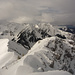 Aussicht vom prächtig verschneiten Märegipfel nach WSW zur Kaiseregggruppe und den W Gipfeln des Breccaschlunds