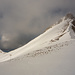Auf Alpiglegalm lüftet sich noch einmal der Nebelvorhang, und die beiden letzten Gipfel Ochse und P. 2026 scheinen in der Nachmittagssonne auf