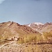 Auf dem Weg von Jalriz nach Behsud in Zentralafghanistan. Im Hintergrund höhere Berge mit Schneeresten
