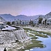 Kabul mit dem im Stadtgebiet kanalisierten und dreckigen Kabul Fluss, der nur wenig Wasser führt (Foto: Good Gregory, 1975)