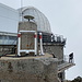 Lomnický štít - Neben der Seilbahnstation gibt es am Gipfel u .a. auch astronomische/meteorologische Anlagen.
