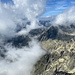 Lomnický štít - Ausblick am Gipfel. Rechts ist der Ľadový štít von Wolken verdeckt.