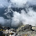 Lomnický štít - Tiefblick am Gipfel. Durchziehende Wolken verdecken den Blick ins Tal Malá Studená dolina.