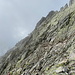 Im Aufstieg zum Lomnický štít - Rückblick zum Grat (zur Abbruchkante). Die dort zu erkennenden Bergsteiger queren auch gleich zum Normalweg.