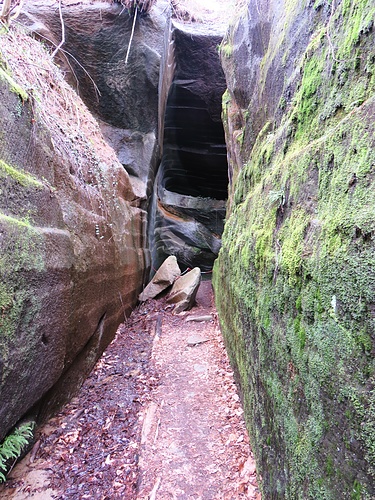 L'ingresso di una delle cave di Molera che si incontrano lungo il percorso.