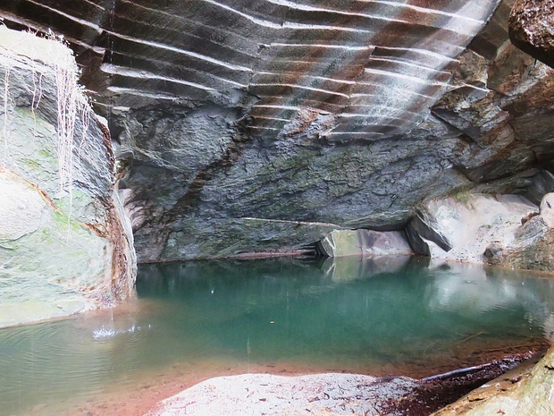 Il laghetto che occupa una delle cave.