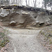 Sandsteinwand 431-438m, links vor der Brücke, Basis Glimmersand