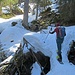 In der kurzen Waldpassage wird's kurzzeitig spannend, aber die Schneebrücken halten.