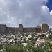 von Weitem sichtbar - thront das ehemalige Schloss markant auf Monte Caputo