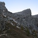 Etwas oberhalb des Colverde könnte man durch steile Schrofen- und Felshänge direkt zum Passo Bettega gelangen. Wir bleiben aber auf dem Hauptweg zur Rosettahütte, der rechts hinüber in moderater Steigung ...