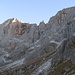 Die Westflanke des Cimon della Pala - der Klettersteig Bolver Lugli dürfte über die deutlich sichtbaren Schuttbänder führen.