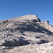 Ein ganzes Ende oberhalb des Seilbahnmastes betreten wir den Altopiano und gucken hinüber zur Bergstation sowie zur La Rosetta (2743 m).