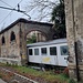 Verschrottung alter Bahnwagen in italienischer Manier am Bahnhof von Luino 