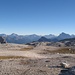 Weit schweift der Blick über den steinigen Altopiano zu den Bergen der östlichen Dolomiten.