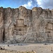 Die gewaltigen Felsengräber bei Naqsch-e Rostom liegen wenige Kilometer von Persepolis entfernt. Man beachte die Personen im Vordergrund als Vergleichsgrössen. In einer 60 m hohen Felsstufe sind in kreuzförmiger Gestalt 4 Gräber in den Fels gehauen worden. Hier wurden die Grosskönige Dareios II, Artaxerxes I, Dareios I und Xerxes I bestattet. Linkerhand der "Würfel des Zarathustras" (Quelle: Wikipedia, Autor: Amir Hussain Zolfaghary)  