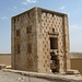 Der "Würfel des Zarathustras" (Ka'be-ye Zartuscht) in Naqsch-e Rostam. Der Zweck des 12 m hohen Baus, der neben den 4 Felsengräbern liegt, ist nicht bekannt (Quelle: Wikipedia, Autor: Faramarz)