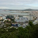 1. Tiefblicke auf Gibraltar - man beachte die Flugpiste hinter den Häusern...; am Horizont liegt Spanien...