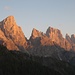 Rückblick vom Rollepaß: vlnr La Rosetta, Pala di San Martino, Sass Maor und Cima della Madonna im Abendsonnenschein.