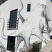wir passieren diese originelle Fassade beim Abstieg nach Gibraltar...