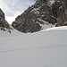 Rechts im sonnenbeschienen Bereich der erste Skitourengänger des Tages sichtbar