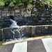 <b>Le piogge incessanti dei giorni scorsi hanno alimentato i torrenti secondari che confluiscono nel fiume Telo. Anche le fontane dei paesini della valle traboccano acqua inondando le vie.<br />A Posa imbocco la Via Rosa del Sasso passando da Marnico, Vesbio (710 m), fino a Perla (700 m). </b>