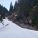 Nach mindestens 20m Höhenverlust auf fast schneefreiem Fahrweg geht es hinter einer Brücke wieder mit Skier ein Stück bergan.