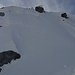 Rückblick bei Abstieg am westlichen Rand der Ostflanke, die oben 40° Steilheit überschreitet. Hier könnte man noch bei sicheren Verhältnissen ein Stück mit Skier aufsteigen.