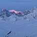 Im Aufstieg entlang der Moräne von Boveire: die Stirnlampe hatte ich inzwischen versorgen können, aber im SW werden erst die Gipfel von Grandes Jorasses und Mont Blanc von der Morgensonne begrüsst, während der Mont Dolent noch im Schatten liegt