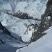 Ankunft auf dem Col de l'Epée: durch das WSW-Couloir steigt gerade eine geführte 4er-Gruppe auf, unten in Bildmitte der unscheinbare Six Noir und der Grat von Tita de Bou, an denen man sich bei der Abfahrt orientieren kann, über dem Val d'Entremont und dem Val Ferret am Horizont der Mont Blanc