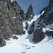 Blick von den kümmerlichen Überresten des Glacier de Challand zurück zum eindrücklichen L'Epée: rechts davon das WSW-Couloir, links Les Aiguilles du Méitin (3641m)