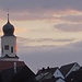 Die Uhr der Friedberger Kirche glänzt im Frühschein