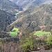 Toller Tiefblick. In einem Youtube-Video wird von einem Wanderführer erklärt, dass sich dort drüben zwei Kehrtunnel der Schwarzwaldbahn befinden.