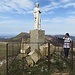 Antonella presso la statua di San Giuseppe sulla cima del Monte Chiappo