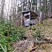 Ab jetzt steil nach oben, aber nur kurz über die Felsen auf der rechten Seite.